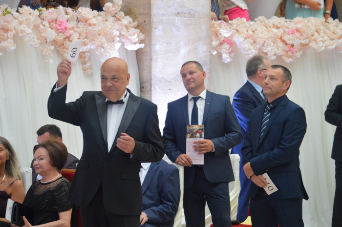 На доброчинному балі в Ужгороді зібрали рекордну суму грошей на підтримку дитячого будинку-інтернату