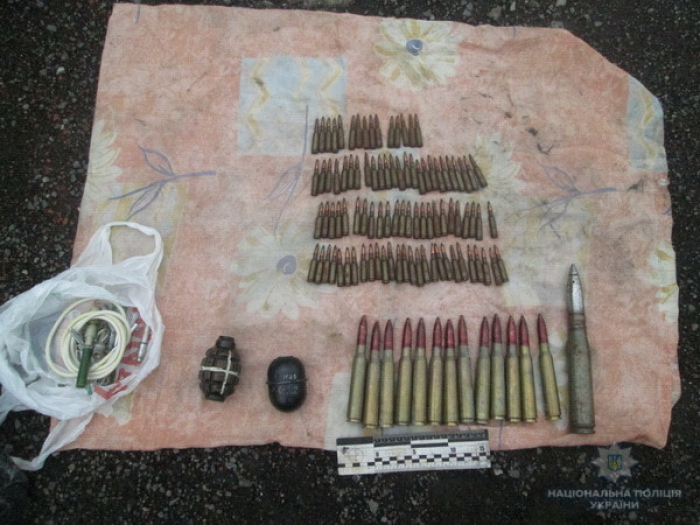 На закинутій фермі в Ужгороді поліція та СБУ знайшли арсенал зброї