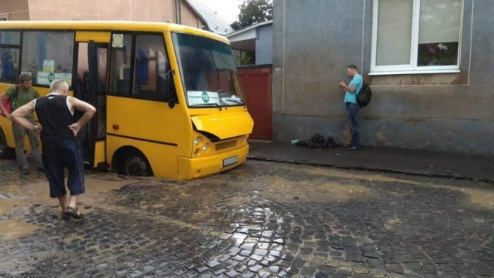 У Мукачеві на одній із вулиць автобус провалився в яму