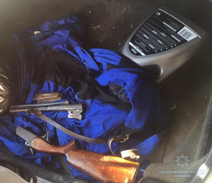 Мешканець Перечинщини, що їздив із нелегальною зброєю в багажнику, потрапив до рук поліціянтів