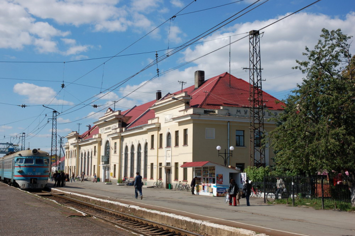 Поліцейські Мукачева виявили двох малолітніх дітей на залізничному вокзалі