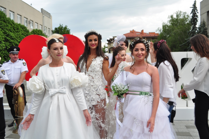 Парад Наречених в Ужгороді – понад 70 красунь, благодійна акція і запальне шоу