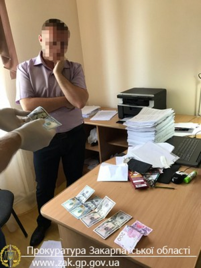 На хабарі у розмірі 600 доларів США затримано прокурора Мукачівської місцевої прокуратури