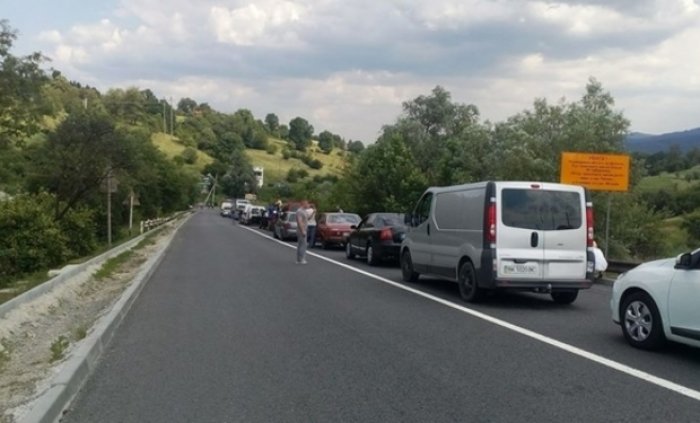 Попри обіцянку Москаля Данацко таки перекрив дорогу на Ужгородщині