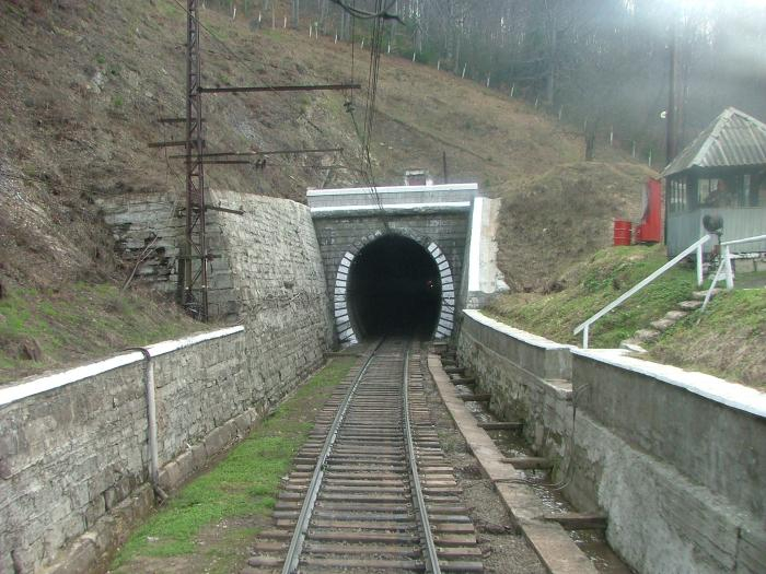 Старий Бескидський тунель списали: колію і мережі демонтовують 