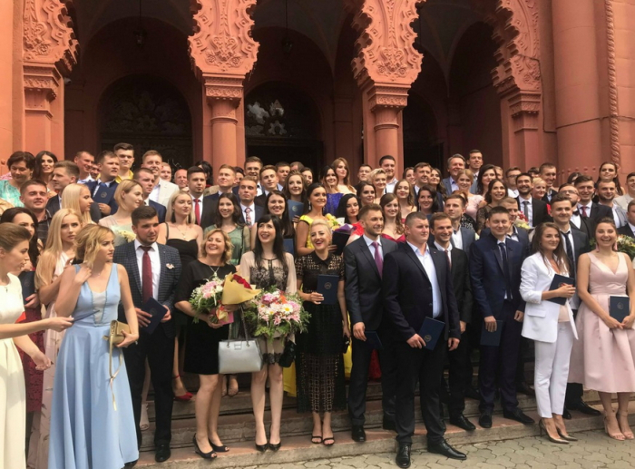 За крок до мрії: випускники стомату нацуніверситету в Ужгороді – з дипломами