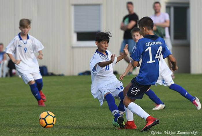Дитячі закарпатські футбольні команди виборюють срібло в Словаччині