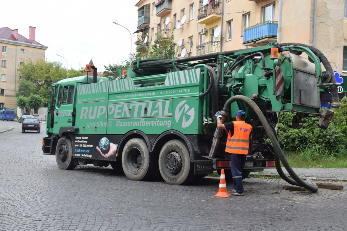 В Ужгороді прочищають зливну мережу на вулиці Юрія Гойди
