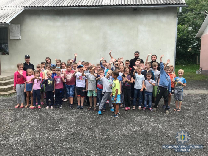 Відпочиваючі у Тибаві 63 дітей з наставниками зустрілися з полісменами Свалявщини