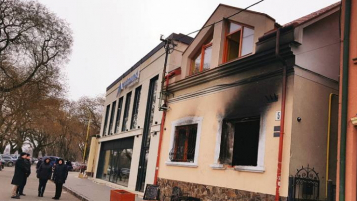 В Ужгороді перенесли суд над підпалювачами угорського офісу - через відсутність суддівського кворуму