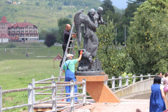 Спотворену бузувірами "повеневу скульптуру" відновлять у місті над Латорицею