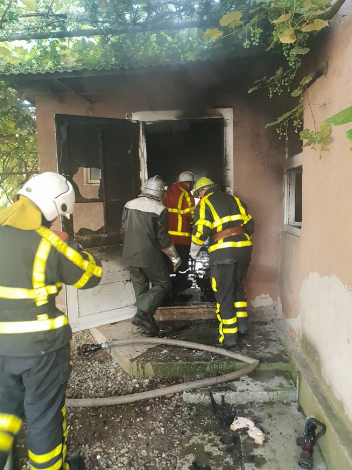 Батька з трьома дітьми витягнули з палаючого будинку у Хусті