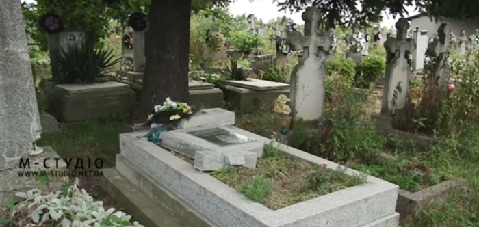 У селі під Мукачевом вандали поглумилися над могилами — зламані хрести, розтрощені надгробки...