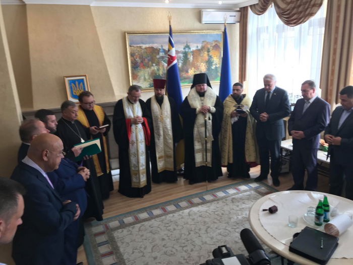 Священнослужителі 12-ти конфесій в Ужгороді моляться за військових закарпатської 128 гірсько-штурмової бригади