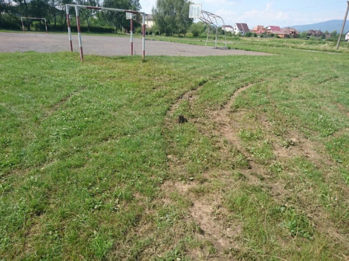 В Іршаві вандали-раллісти знищили шкільниий стадіон