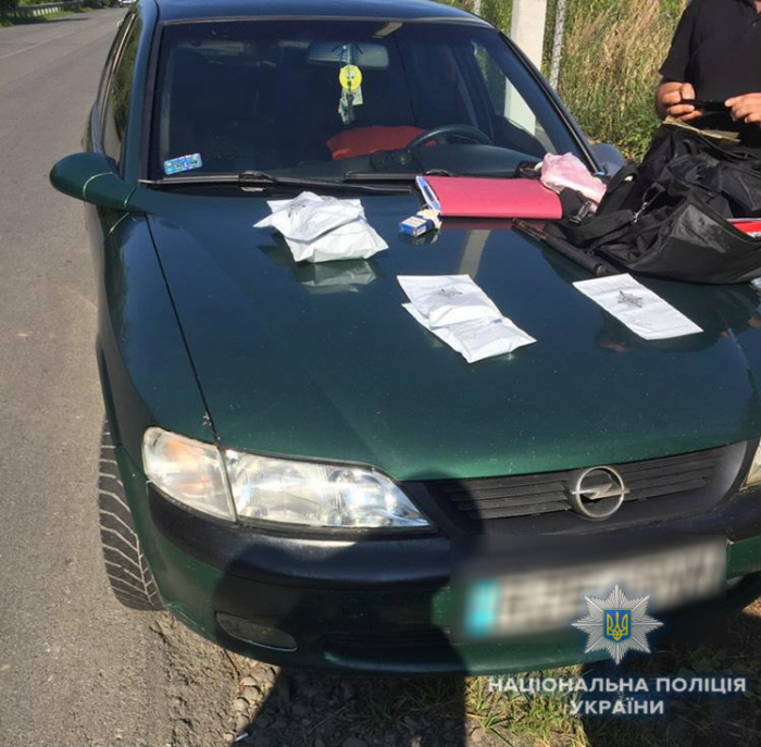 На Тячівщині поліція вилучила у водія наркотики