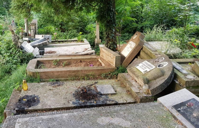 Поліція Ужгорода розслідує факт пошкодження надмогильних пам'ятників