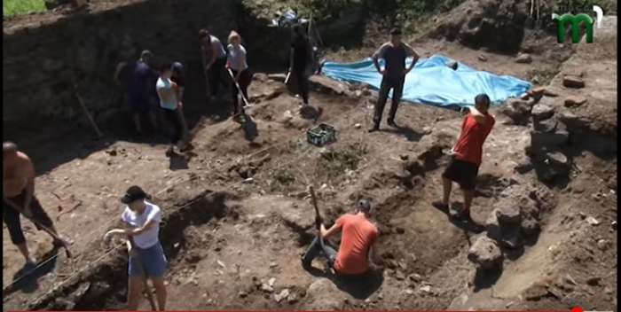 Археологічна експедиція в Ужгородському замку: перші  кістки, черепи і ... гроші