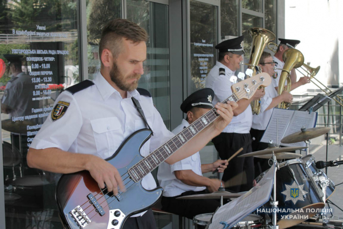 Поліцейські-музиканти своєю грою подарували гарний настрій ужгородцям та гостям міста