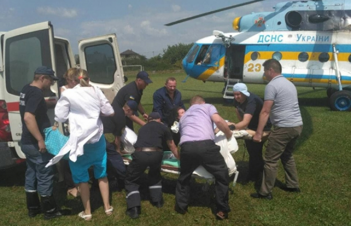 Екстремальні пологи: вагітну жінку з Тячева гелікоптером доставили в Ужгород