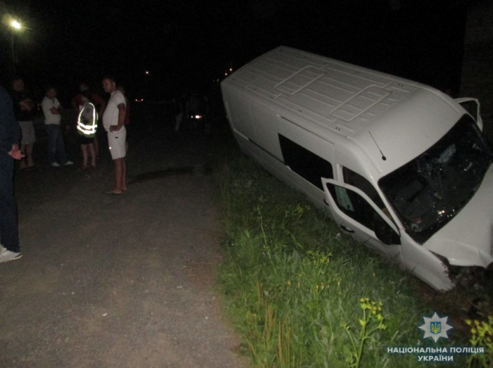 Поліція Тячівщини з’ясовує причину "поцілунку" мікроавтобуса з легковиком