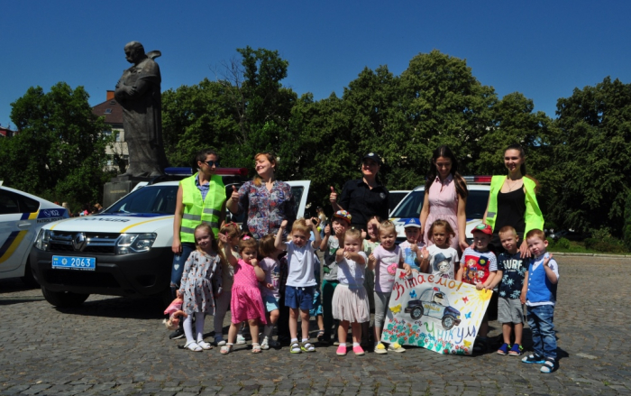 День поліції України в Ужгороді розпочався святом для дітей