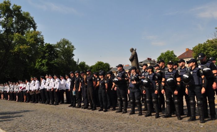 День поліції в Ужгороді: урочистості, нагородження і масштабні показові виступи
