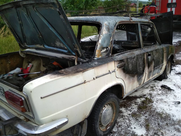 На Ужгородщині вогнеборці ліквідували пожежу в автомобілі та надвірній споруді