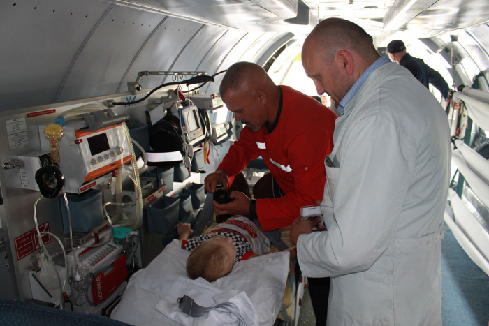 Двічі оперованого в  Ужгороді хлопчика літаком ДСНС доправили до Києва