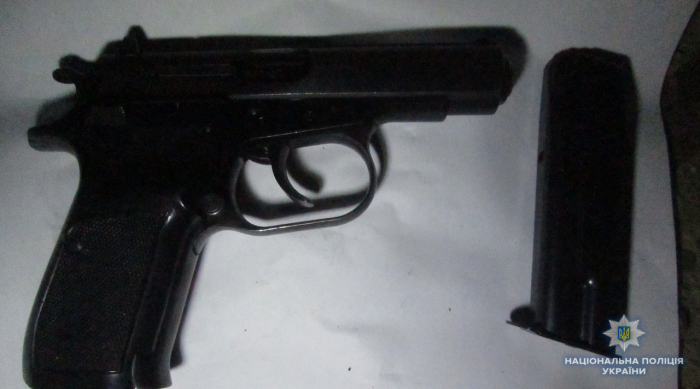 Ужгородська поліція вилучила у місцевого мешканця пістолет