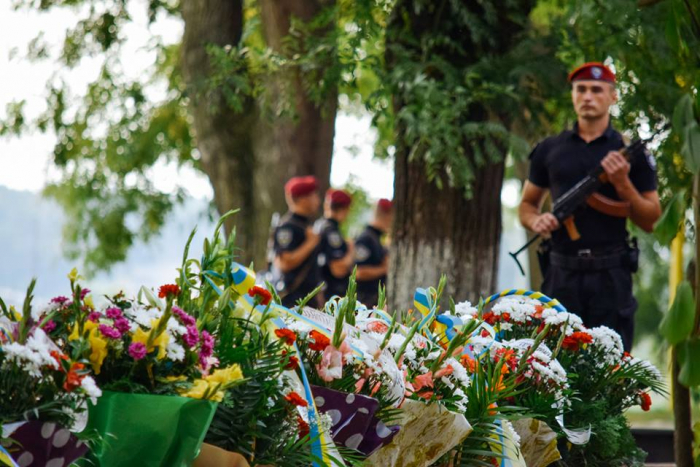 В Ужгороді вшанували пам’ять загиблих працівникам органів внутрішніх справ молебнем та покладанням квітів
