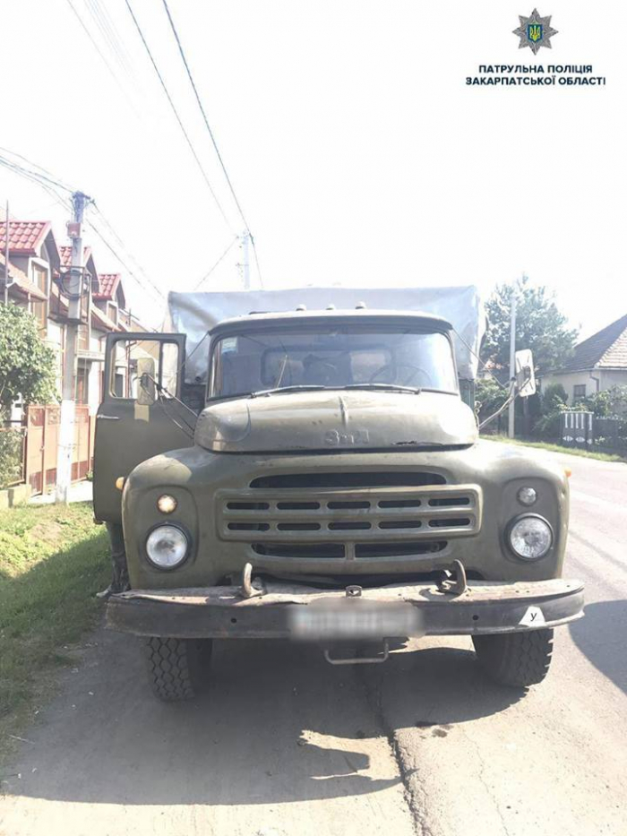 Везучи вантаж у Мукачеві, водій "залишав" його на дорозі