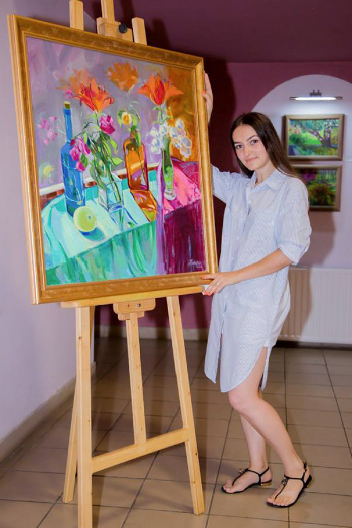 Молода художниця представила на Закарпатті "Квіткову симфонію"