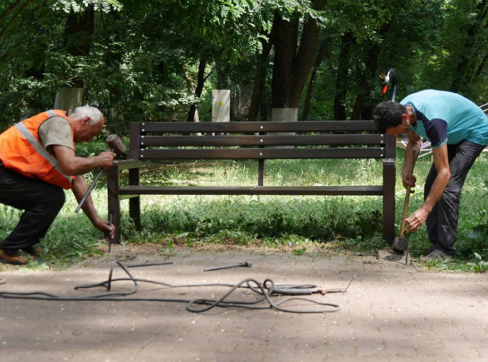 У Боздоському парку в Ужгороді встановили нові лавки