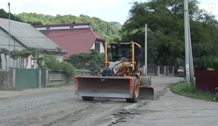 Румунська фірма продовжила ремонтувати в борг дорогу на Рахівщині