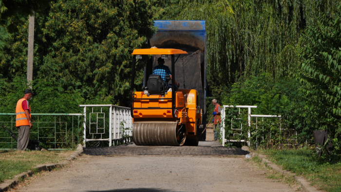 В Ужгороді почали асфальтувати з’їзди із понтонного мосту в Боздоському парку