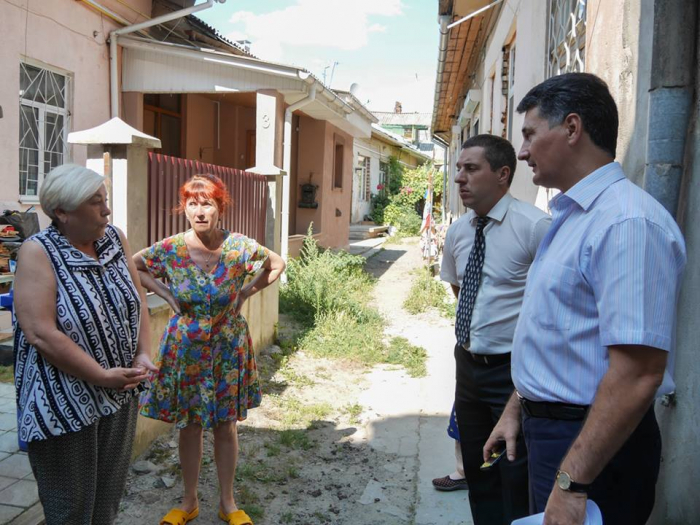 Заступники міського голови Ужгорода оглянули місце, де обвалилася стеля помешкання