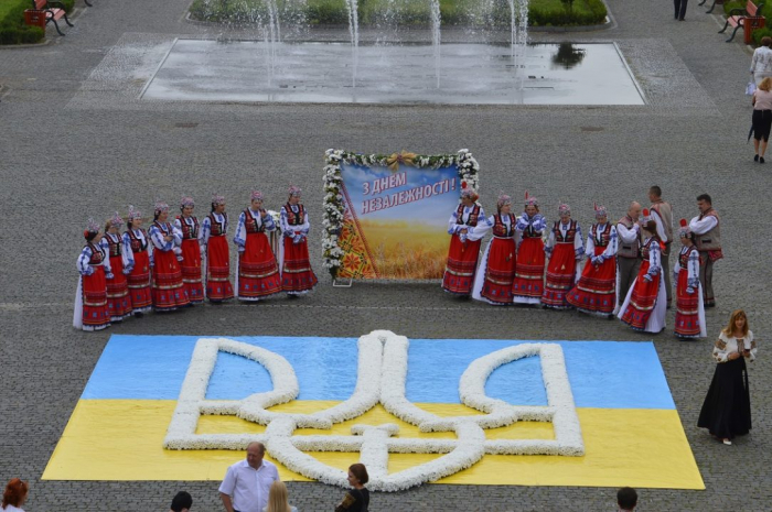 Головну площу Закарпаття прикрасить велетенська карта України і тризуб із живих хризантем
