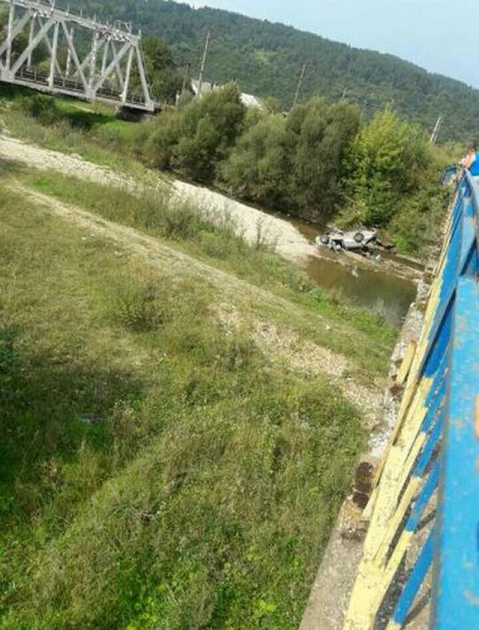 Троє людей, серед них дитина, постраждали при падінні "Шкоди" в річку на дорозі з Ужгорода до Львова