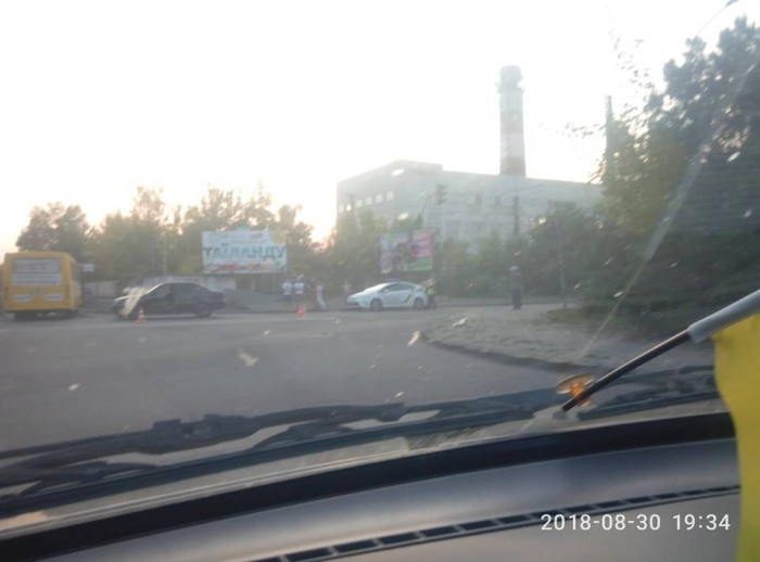 Пасажирський автобус з іномаркою не розминулися на перехресті в Ужгороді