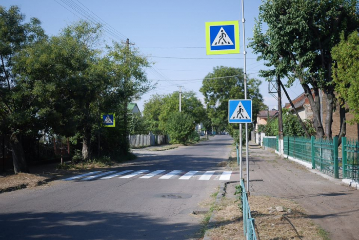 Щоб оновити все до початку навчального року: в Ужгороді наносять розмітку пішохідних переходів