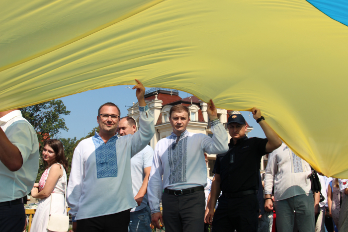 В Ужгороді 100-метровий Прапор з’єднав два береги річки Уж на знак єдності українського народу