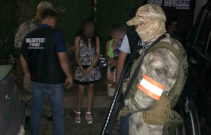 Прокуратура не задоволена обраним запобіжним заходом мешканці Мукачева, яка продавала сусідку-інваліда з дитиною