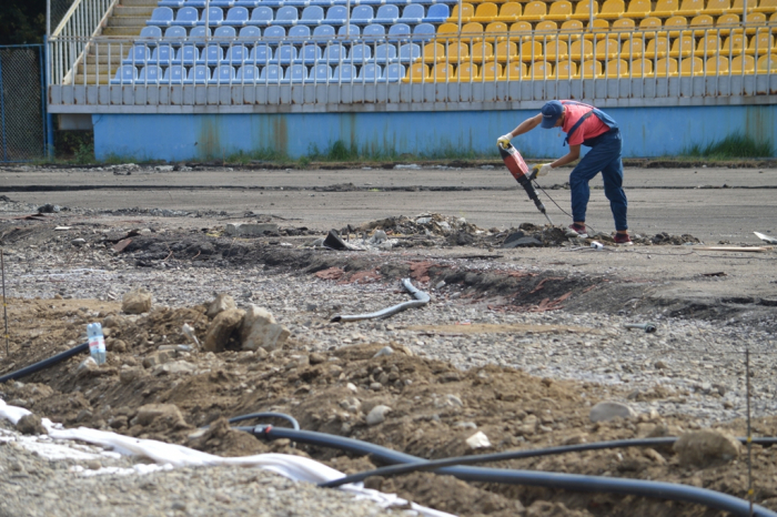 На стадіоні «Авангард» тривають роботи з оновлення бігової доріжки та футбольного поля