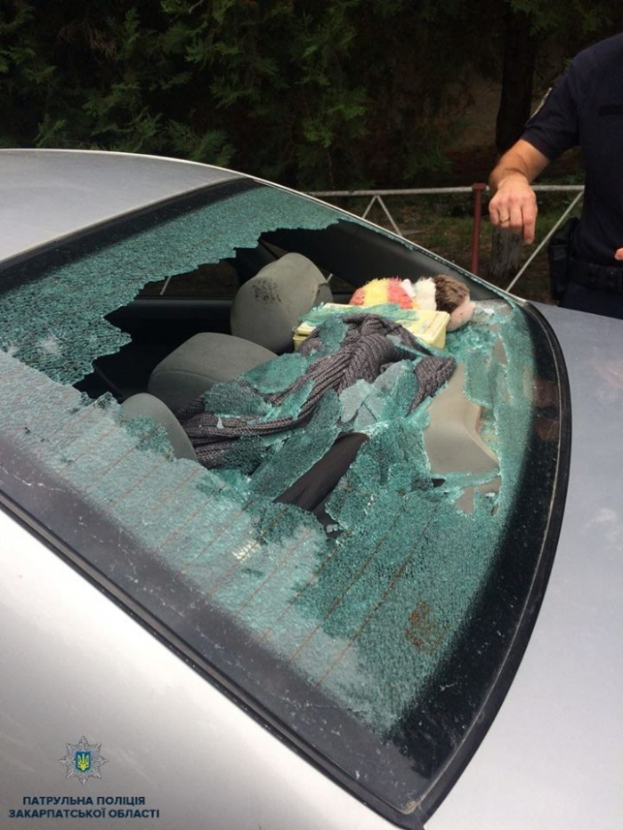 Патрульні затримали чоловіка в Ужгороді, що розбив заднє лобове скло на автомобілі