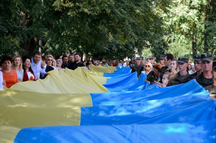Урочистою ходою зі 100-метровим стягом відзначили День Державного прапора України в Ужгороді
