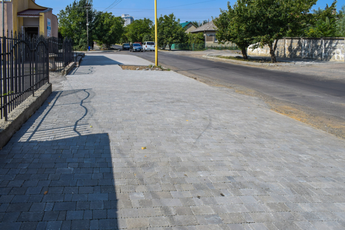 Новою ФЕМ-плиткою встеляються тротуари на вулиці Заньковецької в Ужгороді