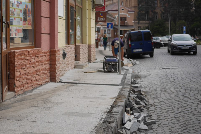 В Ужгороді продовжується капітальний ремонт тротуарів на площі Корятовича та на вулиці Марії Заньковецької