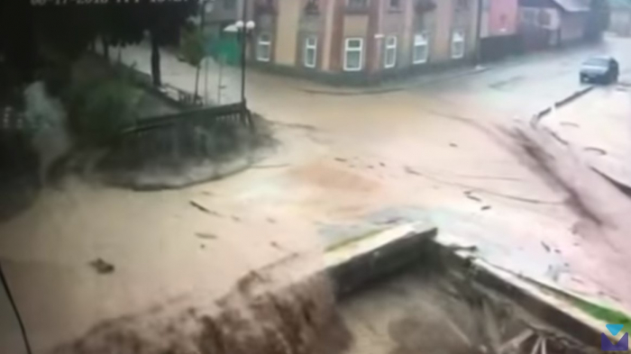 Рахів у полоні стихії: з’явилося відео, як бурхливий потік затоплював місто та руйнував міст