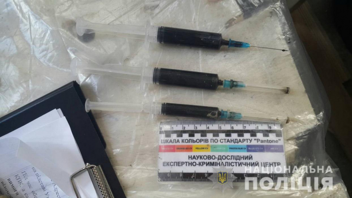 Півкілограма "травички", шприци та підозрілу рідину знайшла поліція у мешканця Свалявщини